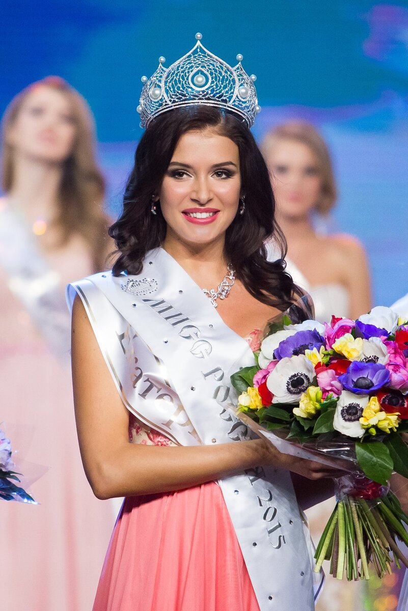 Самая красивая девочка в москве. Боярский кокошник. Где находится красавица. Где находится красавица. Где находится красавица.