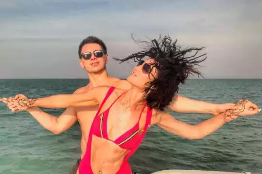 В начале этого года популярная телеведущая и исполнительница Ольга Бузова заинтриговала общественность романом с известным комиком Тимуром Батрутдиновым. Недавно юморист решил прояснить для публики их отношения. Тимур Батрутдинов рассказал, что знаком с Ольгой Бузовой очень давно. Их жизни проходят рядом более десяти лет. Тимур очень рад, что ей удалось достигнуть таких больших успехов. Но для него Ольга - обычный человек, которого он давно знает и к которой хорошо относится. Батрутдинов признался, что во время отпуска они встретились совершенно случайно. А их последующие свидания были не случайны. Ольга и Тимур созванивались и приглашали друг друга на свои части персонального отдыха. Поэтому их совместные фото оказывались в их Инстаграмах.