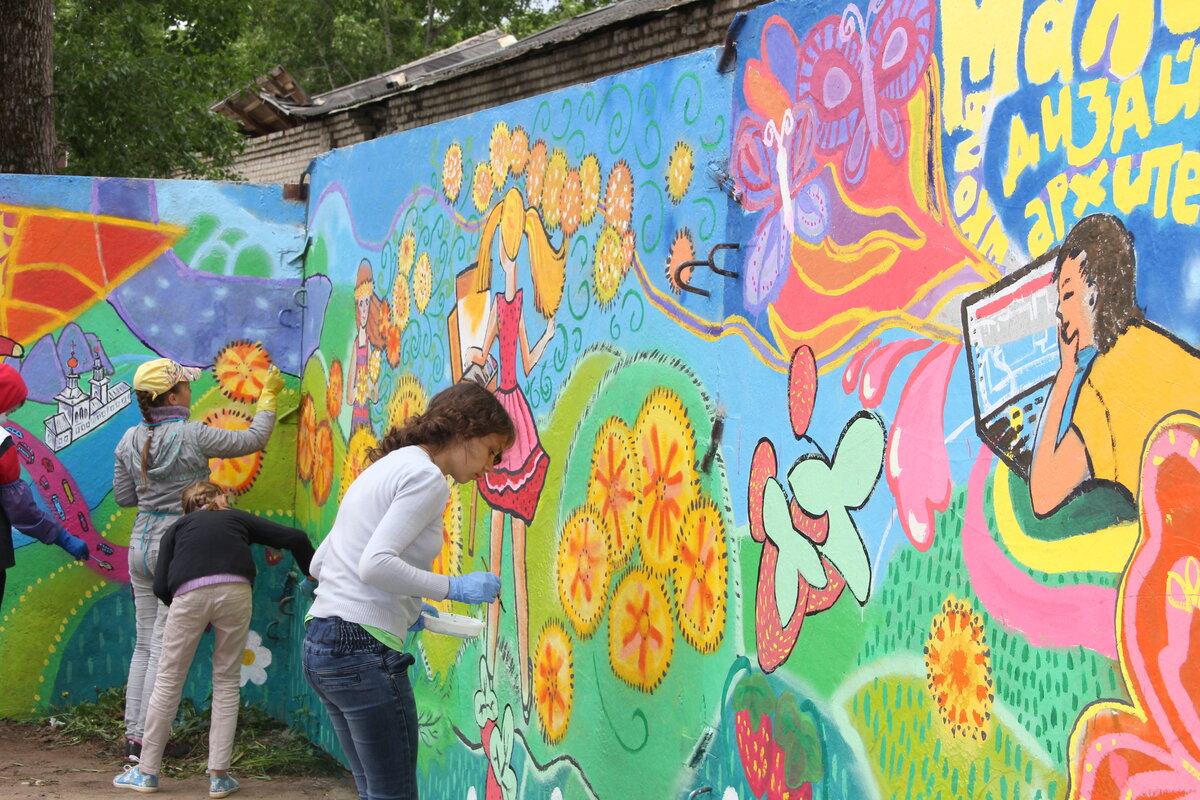 На фото учащиеся Школы Дизайна "Мальчик.ru" выполняют благотворительную роспись игровой площадки детского дома