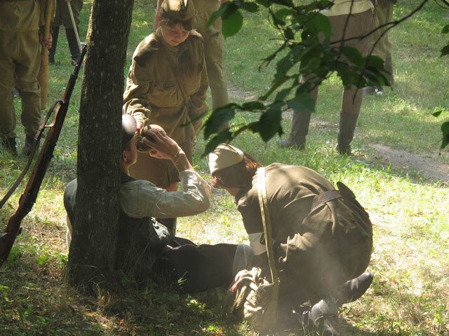 раненый солдат на поле боя. коннор и хэнк омегаверс. солдат в шинели. саске и итачи сибари. теккен яой.