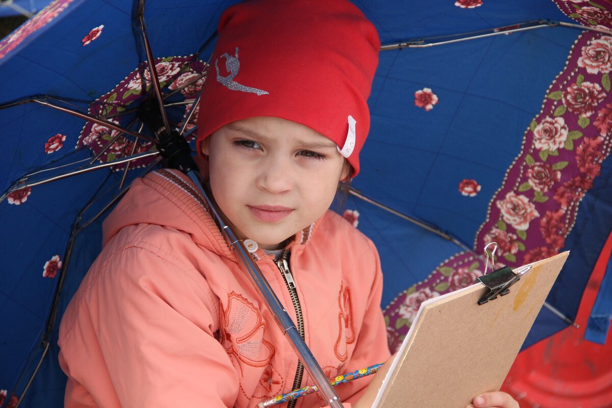 На фото ученица Школы Дизайна " Мальчик.ru" Чулина Катя (5 лет) на пленэре