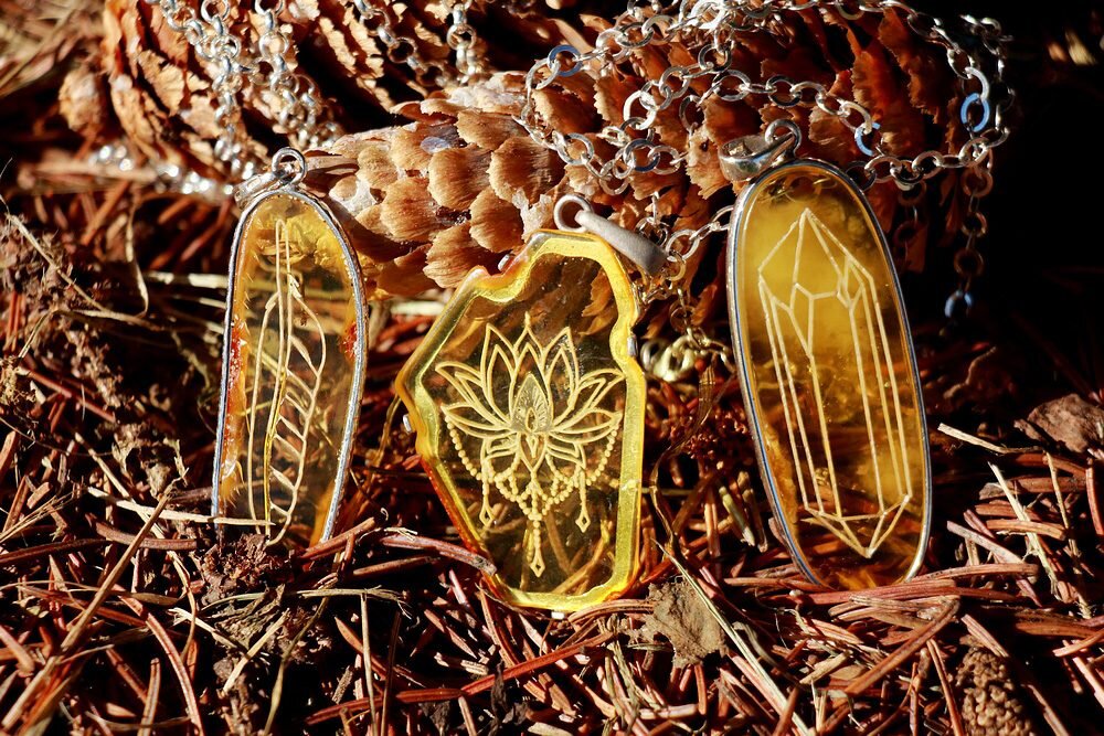 Сейчас в разработке новые коллекции: Елена делится идеей добавить к янтарю керамику, попробовать горячую эмаль. 