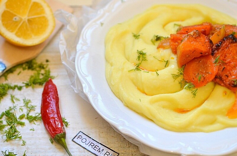 Что можно быстро приготовить к пюре. Оригинальная подача картофельного пюре. Красивая подача пюре. Гарнир к пюре картофельному. Гарнир к картошке пюре.