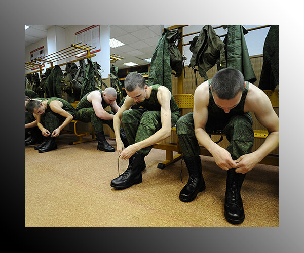 Командир части решил повеселить своего пьяного друга в казарме ночью