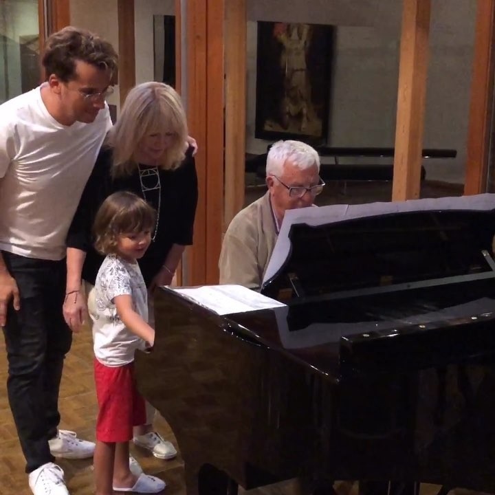 В гости к супругам Алле Пугачевой и Максиму Галкину пришел Раймонд Паулс