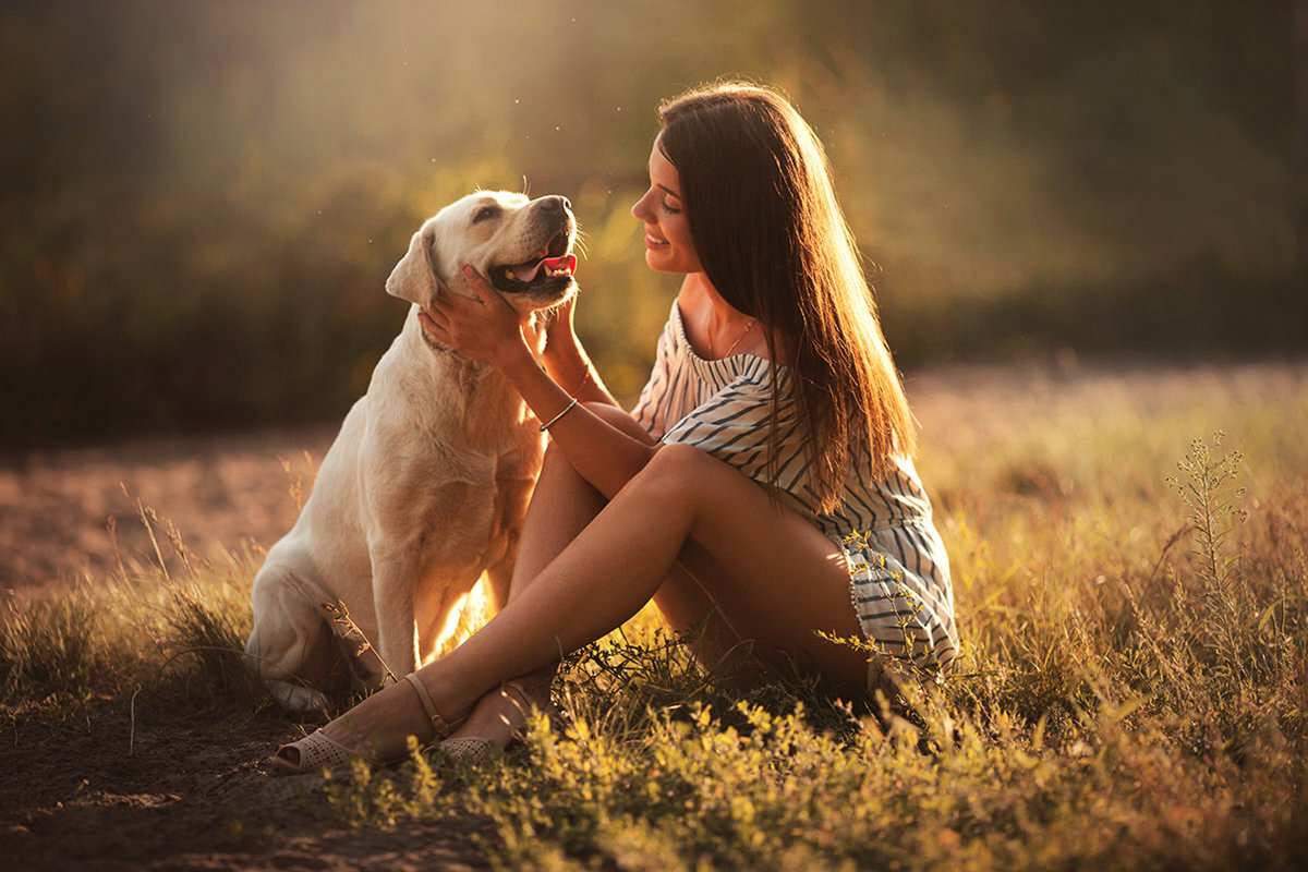 Картинка девушки с собакой. Девушка с собакой. Фотосессия с собачкой. Красивая девушка с собакой. Красивая девушка с собачкой.