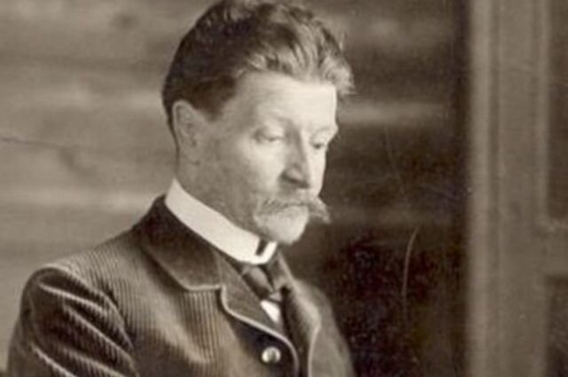 О дальтонизме знаменитого художника узнали относительно недавно. Многие годы его выбор серо-жемчужных оттенков для своих картин объяснялся, мрачностью и угрюмостью характера живописца. Но недавно ученые пришли к выводу, что в выборе палитры роль сыграли не стороны характера Врубеля, а его возможный дальтонизм. В арсенале художника категорически отсутствуют яркие зеленые и красные цвета. Он заменял их нежными перламутровыми сочетаниями, как, например, в картине «Царевна-Лебендь» или использует серо-охристую гамму, как на картине «Пан». 
