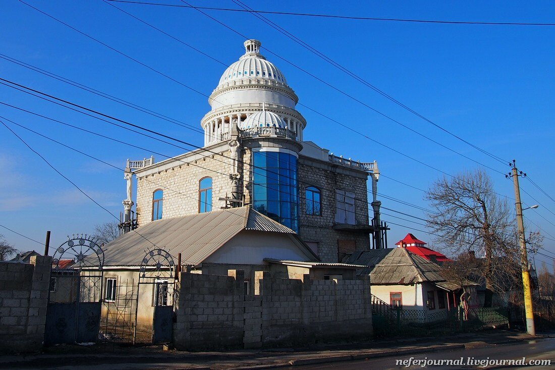 В сороках домах. Сороки Молдавия дом барона. Столица цыган сороки Молдавия. Сороки город в Молдавии дом цыганского барона. Город сорока в Молдавии цыганские дома.