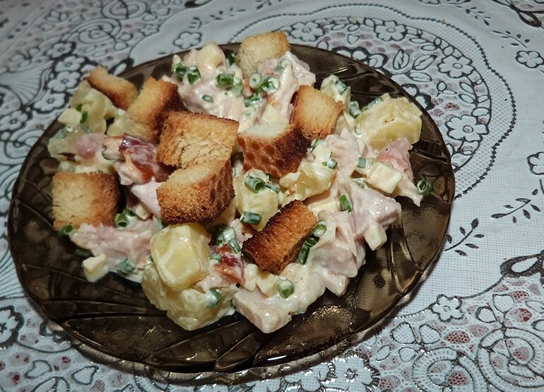 Копченая курица ананас орехи. Салат с копчёной курицей и ананасами. Салат из копченой курицы и ананасов. Закуска из копченой курицы. Салат из копчёной курицы с ананасами.