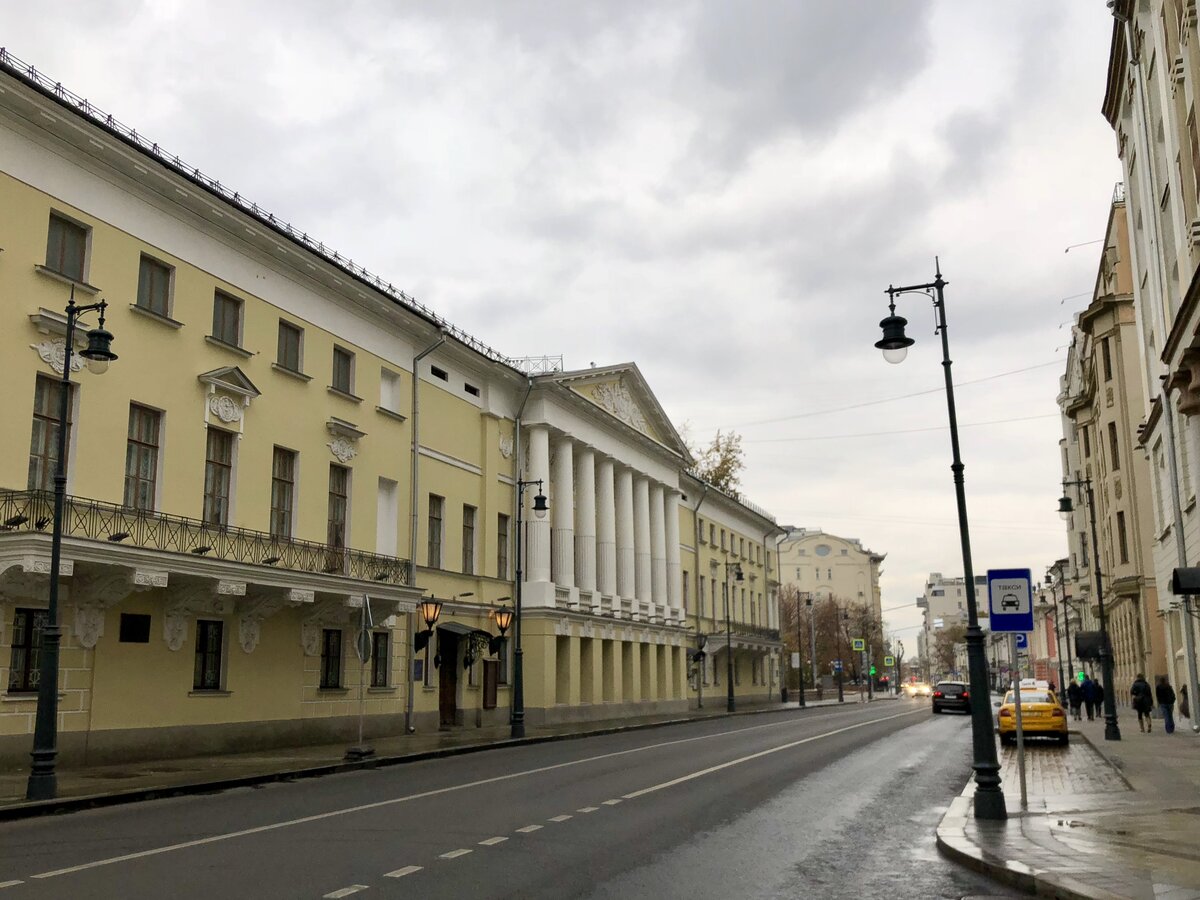 Пречистенка в москве. Гимназия Поливанова на Пречистенке. Усадьба Охотниковых на Пречистенке. Улица Пречистенка 32. Гимназия Поливанова Пречистенка дворик.