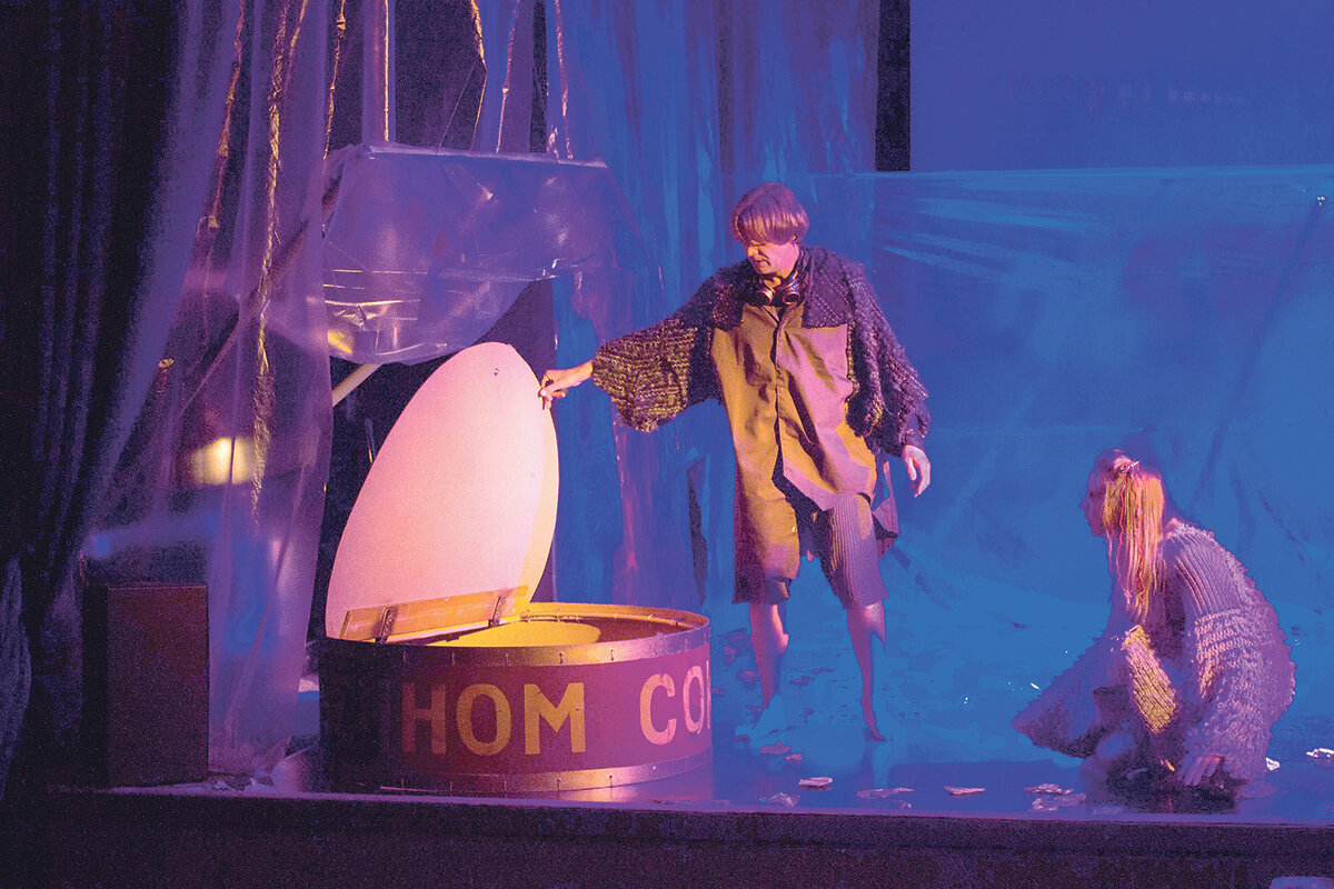 Консервная банка – словно бочка Диогена, место убежища Отшельника. Фото предоставлено пресс-службой театра «Преображение»