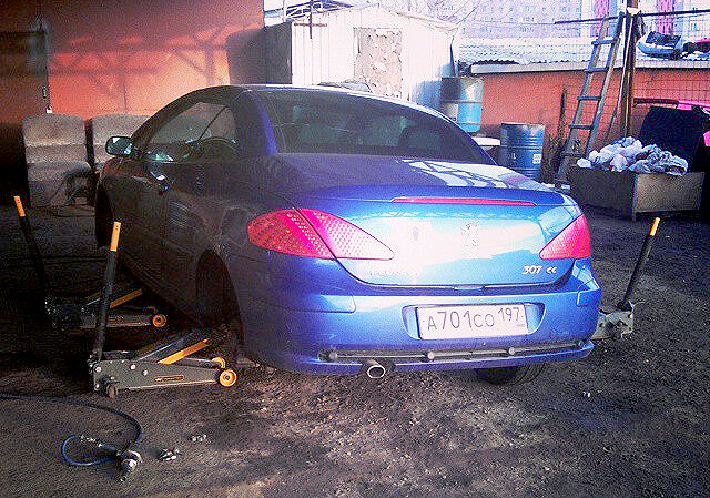 Вот так правильно использовать подкатные домкраты.