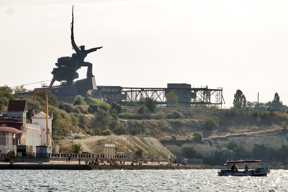 Вид на мыс Хрустальный с моря. Фото: севлайф.ру