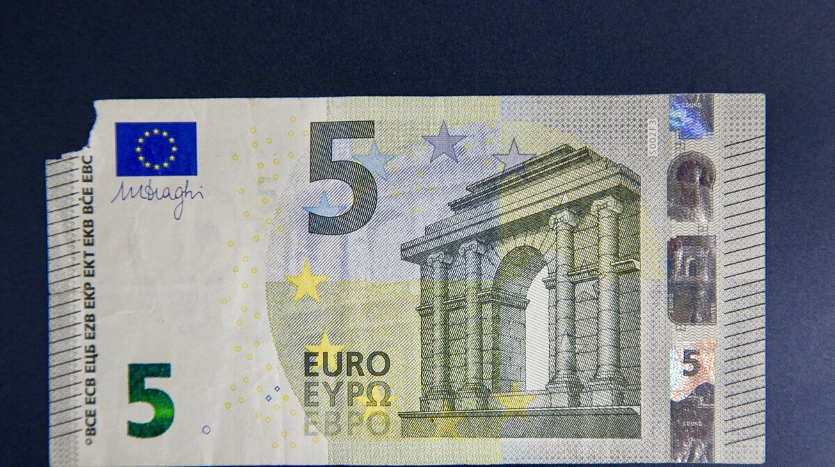 Евро старые купюры. Ветхие банкноты евро. 1 Евро купюра. 5 Евро валюта. 100 Евро старого образца.