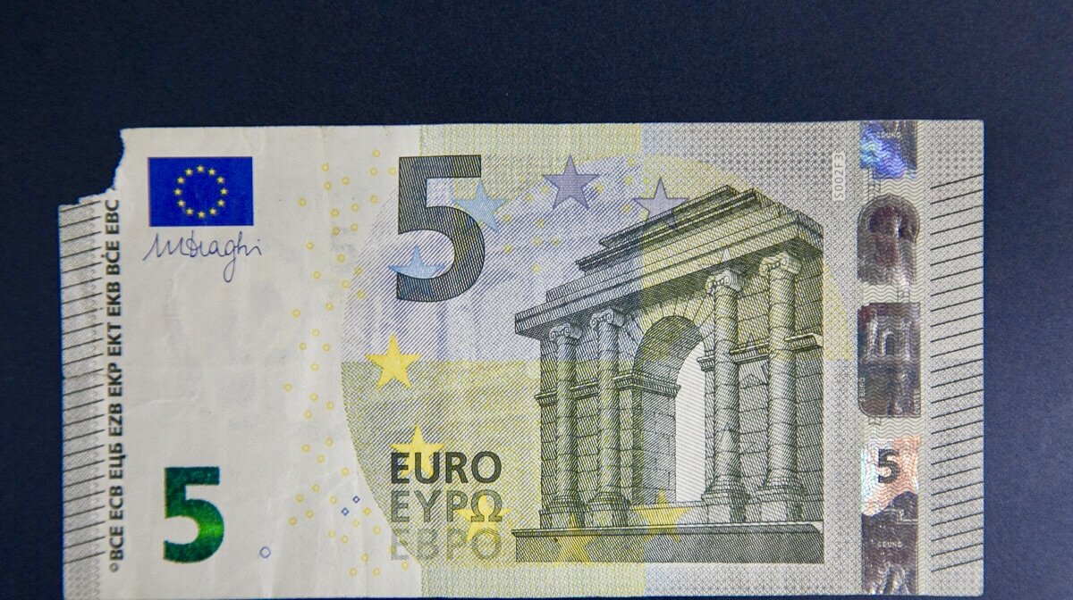 Euro s 3. 1 Евро купюра. 100 Евро старого образца. Ветхие евро. Евро банкноты меняют.