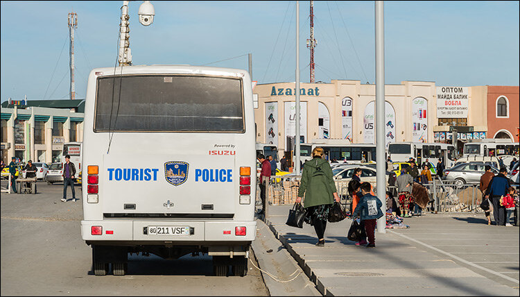 Автобус туристической полиции в Бухаре. Фото Андрея Кудряшова, "Фергана"
