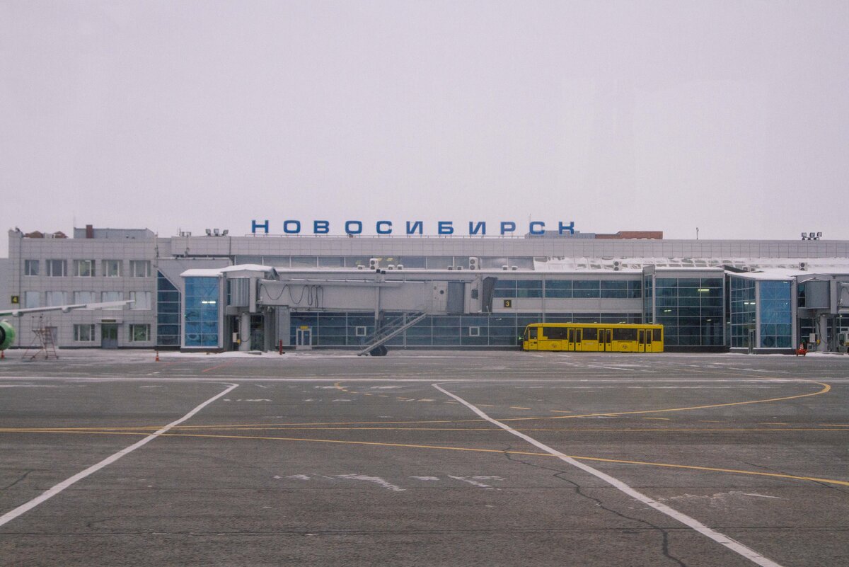 Вид на внутренний терминал аэропорта Толмачёво со стороны перрона