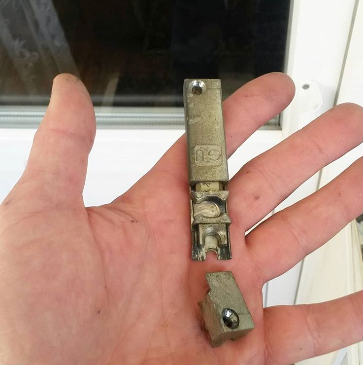 фурнитура  сделана из мягкого сплава с большим содержанием алюлминия