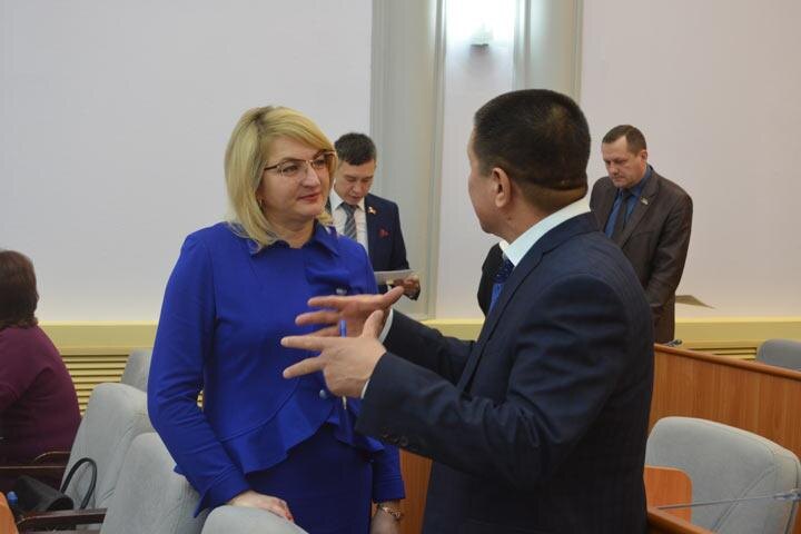 Сегодня на сессии Верховного Совета Хакасии в первом чтении принят закон о республиканском бюджете. 
Проект закона «О республиканском бюджете на 2019 год и плановый период 2020 и 2021 годы» стал одним из главных вопросов повестки заседания.

Общий объем доходов на следующий год без учета целевых средств из федерального бюджета в первоначальном варианте проекта закона был запланирован в сумме 24 398 978 тыс. руб.

    «Бюджет на 87,1% сформирован за счет налоговых и неналоговых доходов, то есть собственных доходов республиканского бюджета. Расходы предусмотрены в общей сумме 26 523 932 тыс. руб., 72 % из которых - это расходы на социально-культурную сферу», - отметила в своем докладе и.о. министра финансов Хакасии Ирина Войнова.

Выступление министра - в видеоматериале 19rus.info: