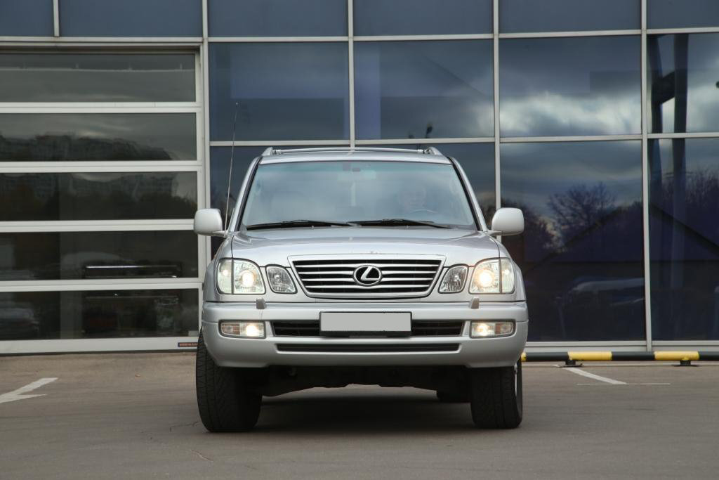 Герой дня  Lexus LX 470. Фото:  Lexus