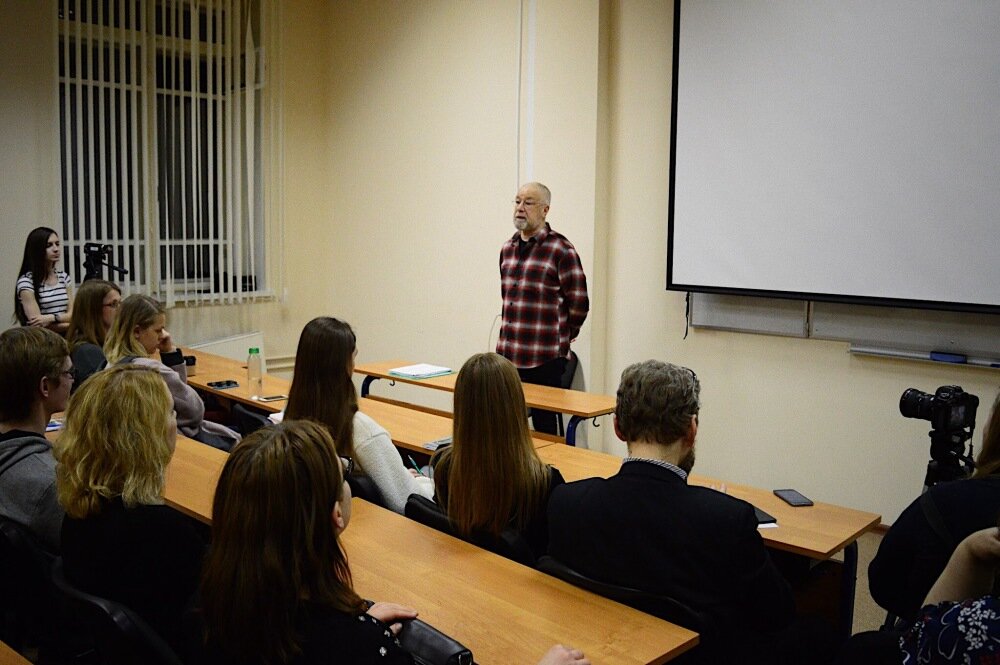Творческий вечер Сергея Гандлевского в НИУ ВШЭ (в рамках встреч «Литературные среды» магистерской программы «Литературное мастерство»).Фото – С. Хмельницкий.