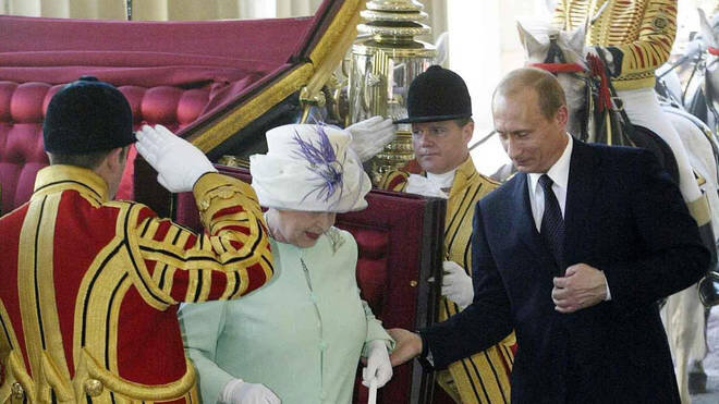 Встреча Путина с Елизаветой в 2003. ВВП тогда умудрился опоздать на 12 минут. Королева очень этого не любит - она опоздала ровно на 12 минут на проводы президента