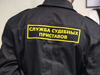 Если решение суда о взыскании в вашу пользу денежных средств находится на исполнении в службе судебных приставов, судебный пристав сделает запрос о наличии банковских счетов и остатках денежных средств на них только в те банки, с которыми у них есть интернет система обмена информацией. Как правило это наиболее крупные банки. Но что делать, если у должника есть счета в небольшом банке, которые он скрывает? Вы можете об этом просто не узнать. В таком случае законодательство предусматривает возможность вам, как взыскателю, обратиться в налоговую службу с заявлением о предоставлении информации обо всех открытых счетах должника. После получения такой информации, вы можете передать ее в службу судебных приставов для наложения ареста на эти счета.