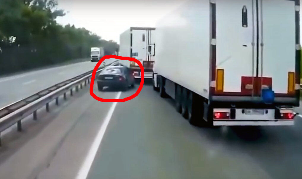 дальнобойщики блокировали легковое авто на дороге