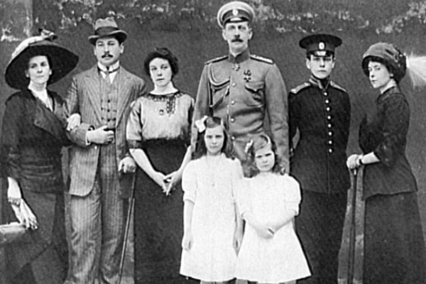 Слева направо: Ольга Палей, Александр Пистолькорс, Ольга Пистолькорс, Великий князь Павел Александрович, Ирина и Наталья Палей, Владимир Палей, Марианна Пистолькорс. Фото forum.artinvestment.ru