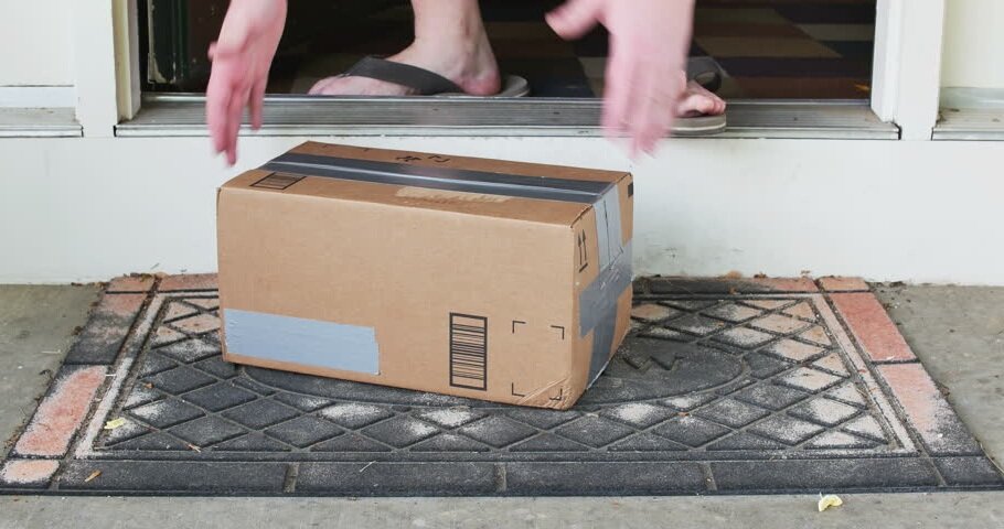 Посылка у двери.