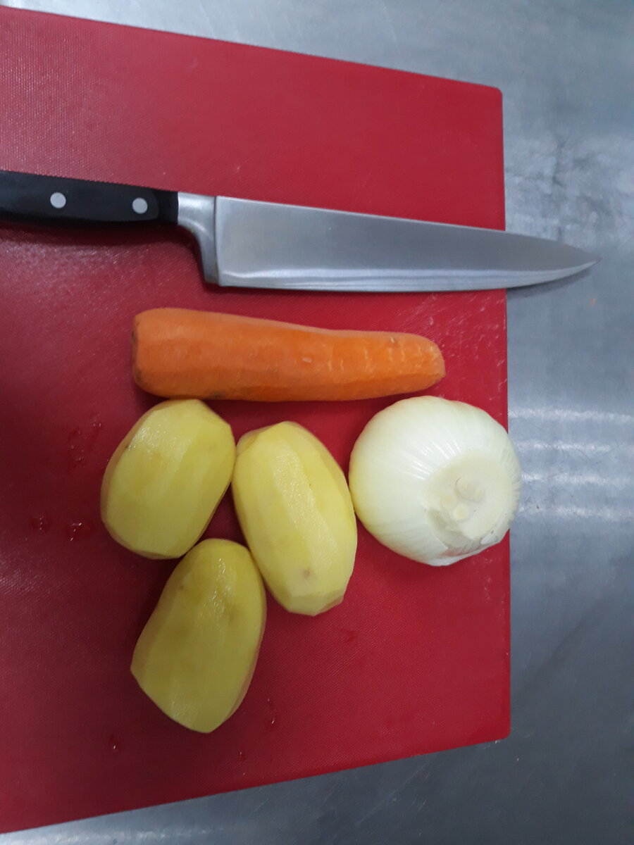 Нам потребуется лук, морковь, картофель.