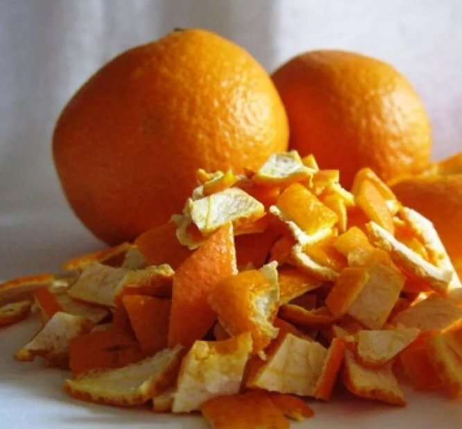 Сухие корки мандаринов. Цедра апельсина на грядке. Ткань из апельсиновых корок. Кожура апельсина применение в садоводстве.