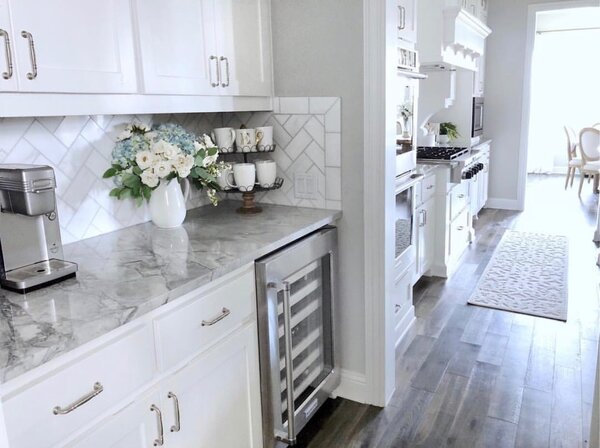 Обратите внимание на фартук! И на винный шкаф:)/@mytexashouse