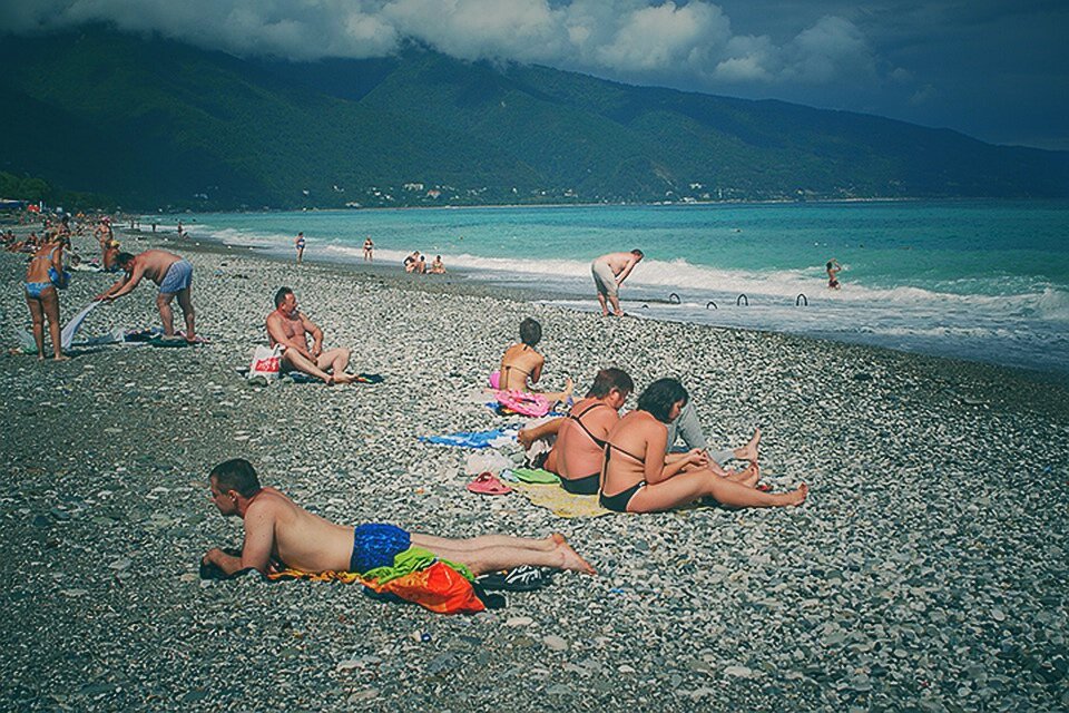 Ехать ли на черное море. Абхазия туристы. Абхазия пляж туристы. Abkhazia туристы на пляже. Абхазия фото туристов.