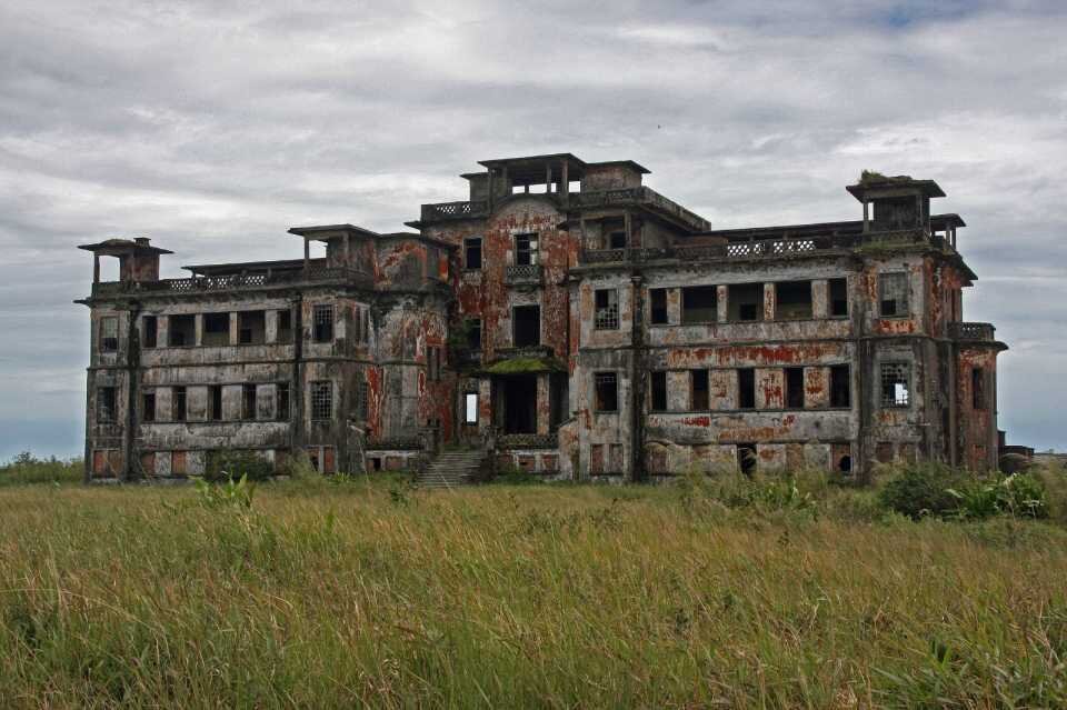 Вот так выглядит здание в плохую погоду. 