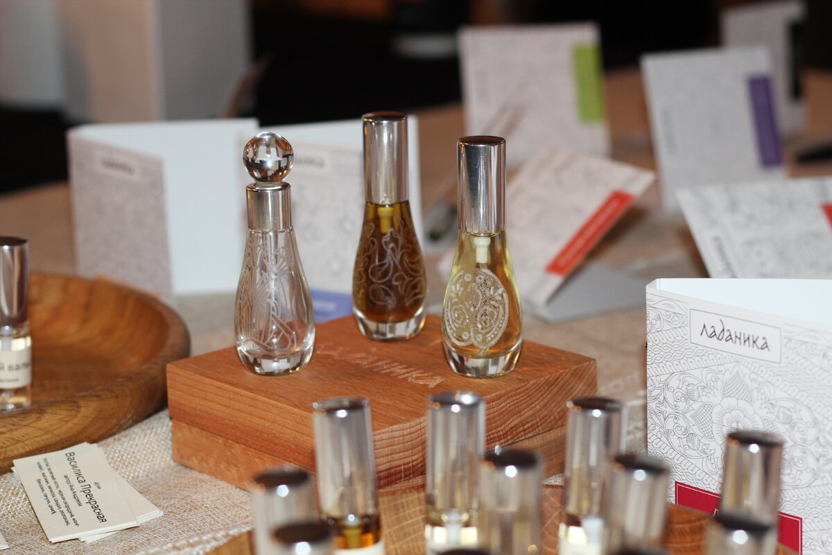 Флаконы "Ладаника" - российский проект дизайнера и создателя бренда Полины Поплевиной, включающий в себя ароматы разных авторов под одним общим знаменателем - композиции о России, культурных традициях. 