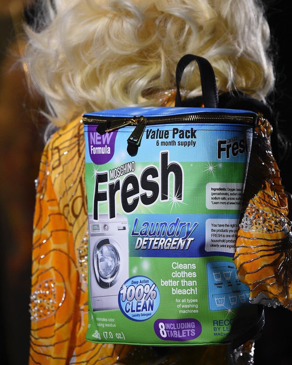 Фотография из Instagram @moschino