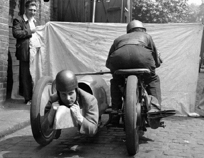 Ранняя версия мотоцикла с коляской. Мотоцикл с коляской, выполняющей роль спального места.