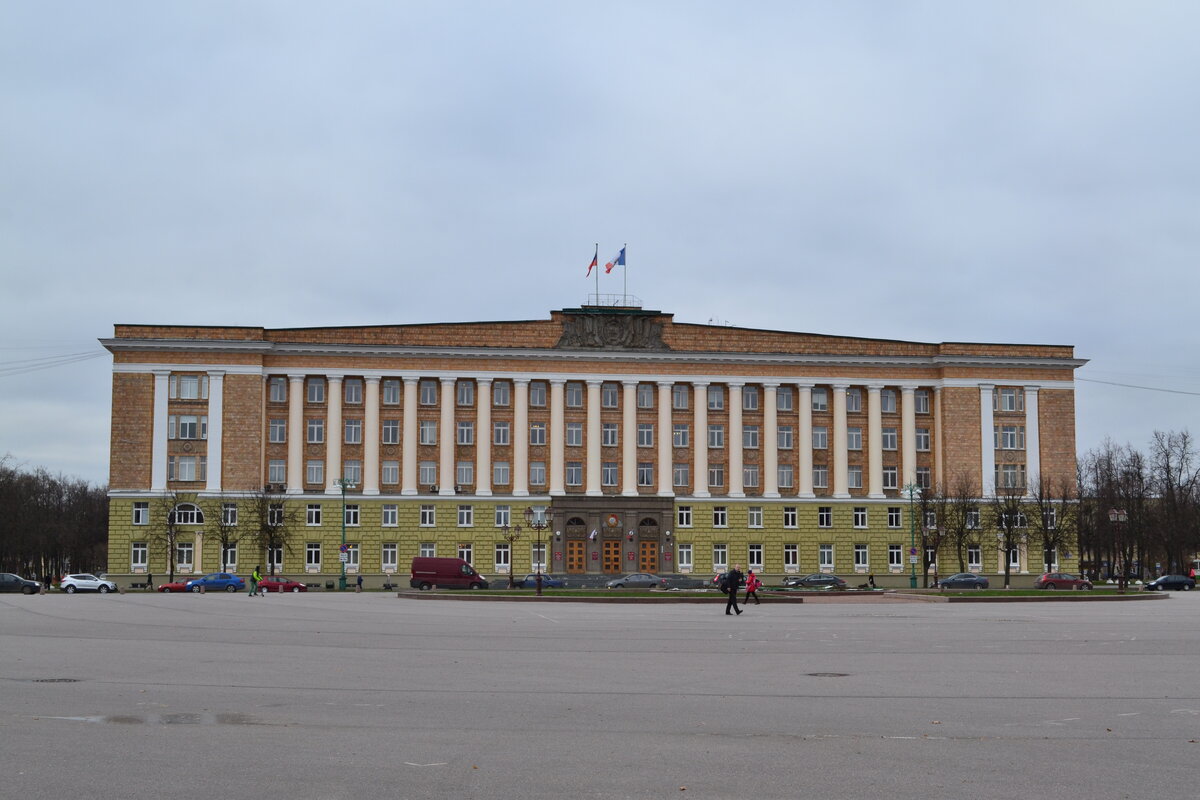 Особого внимания заслуживает ресторан отеля «Волхов». Утром постояльцам предлагается завтрак по системе шведский стол, входящий в стоимость номера. Выбор блюд разнообразен. Включает горячее, салаты, фрукты, овощи, каши, чай, кофе с выпечкой, многое другое. В остальное время здесь можно пообедать и поужинать по меню, выбрав для себя одно из фирменных новгородских блюд, к примеру, из свежего судака.

 