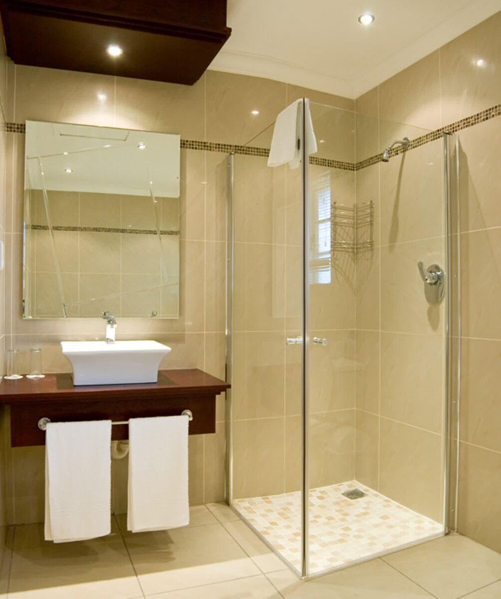 Многофункциональная и компактная ванна со стеклянными шторками