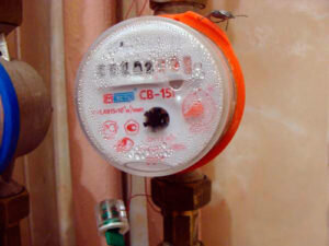 Капли на счетчике горячей воды появляются из-за того, что рядом находится холодная.