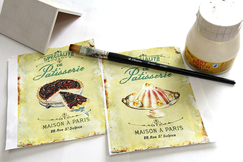 
Украсим  боковины чайного домика
Вырываем два мотива наиболее гармонично сочетающихся между собой.
Вы можете сразу измерить боковинки домики и ширину фрагмента вырезать по линейке.
Учитывайте, что после промокания, бумага станет чуть больше, появитьс небольшой припуск, который вы в дальнейшим сошкурите.
Единая цветовая гамма позволит нам легко соединить их и сделать дорисовку декупажа.
Здесь очень приятный бежево горчичный тон и легкими винтажными элементами.
