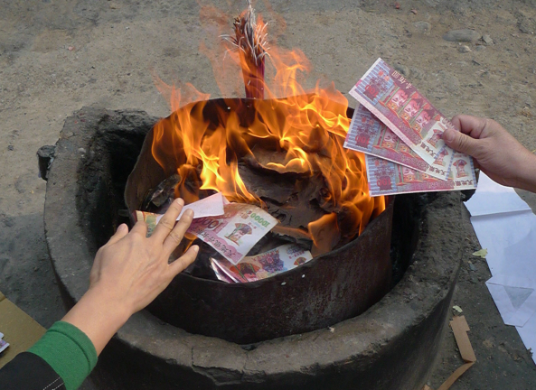 Сжигание денег. Сжигает деньги. Китайские похоронные деньги. Сожжение денег.