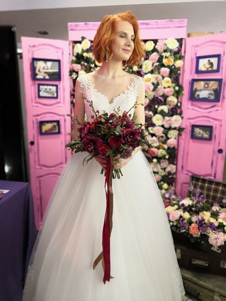 Фотография: невеста на фоне фотозоны цветочный шкаф от студии Decor Club