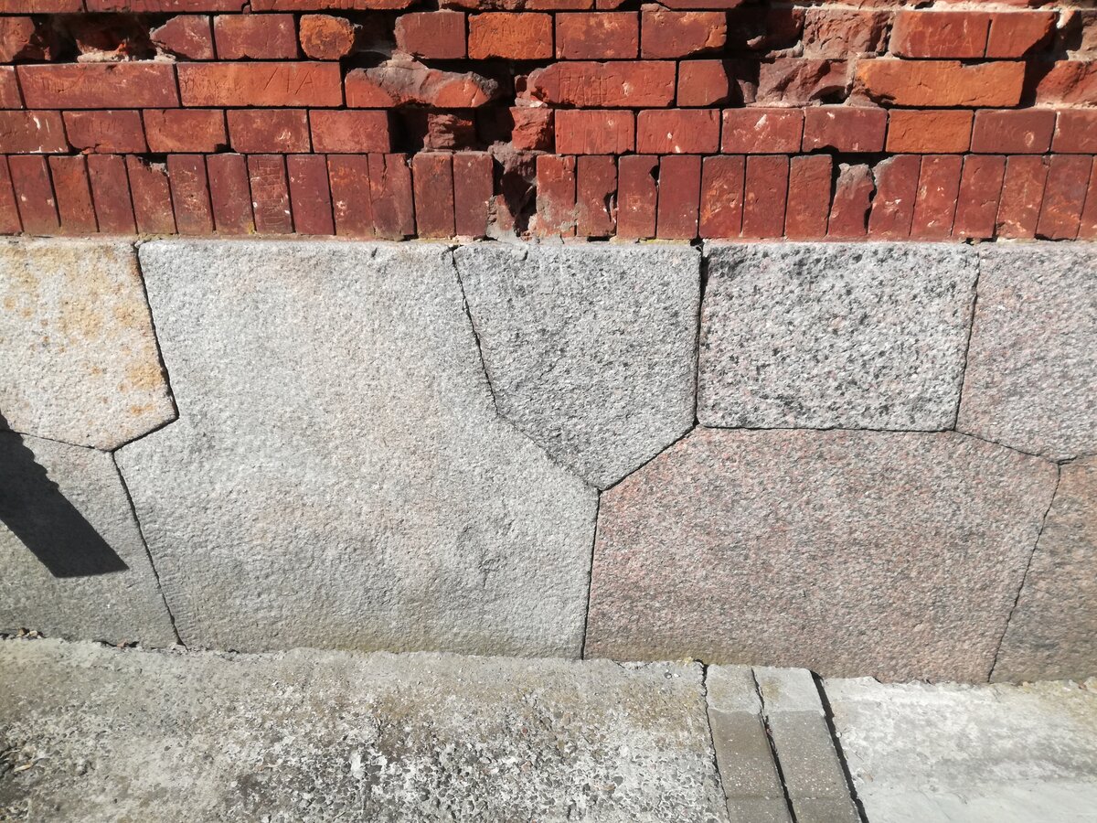 Гранитные блоки для фундамента