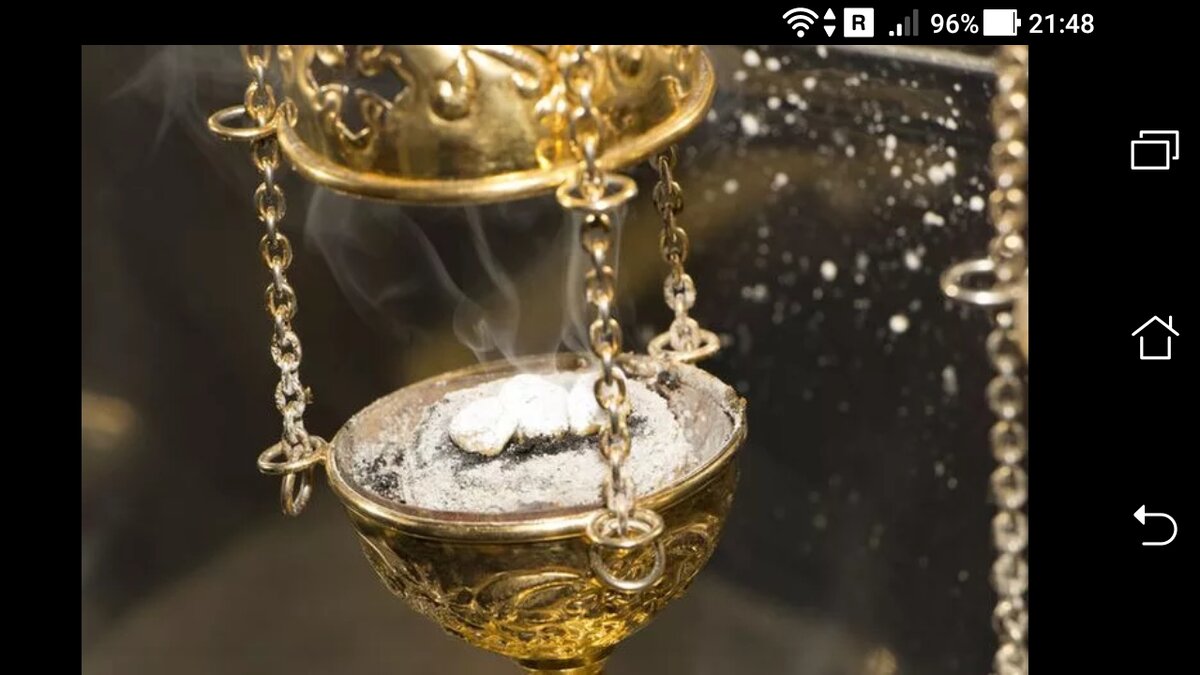 фото Священник выходит из алтаря: кадит ладаном весь храм