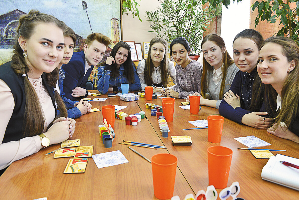 В этой дружной компании раскрашиваются "ревизорки"