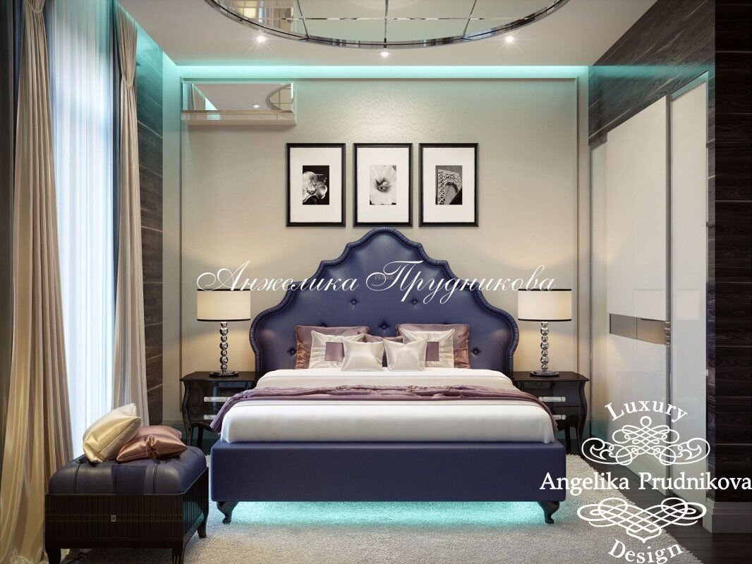 На фото: Спальня с лиловой кроватью и черно-белыми постерами в декоре