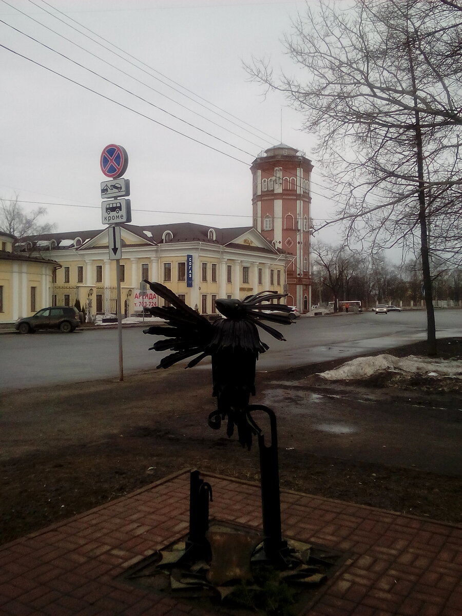 На заднем фоне - здания комплекса "Белладжио", построенные в начале 2010-х. Ради одного из них снесли здание первой вологодской электростанции. Зато сохранилась водонапорная башня и вместе со зданиями составляет неплохой ансамбль. Но об этом в другой раз, в моём цикле про русскую северо-европейскую Вологду. 