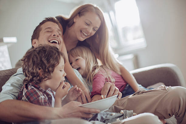 Последнее время, стала за собой замечать, что работаю на резерве. Знаете, это когда ежедневно, выполняя как обязательные, так и дополнительные сверх задания, сталкиваешься с постоянной усталостью, утомлением, но всё же встаешь и продолжаешь трудиться. Работа на резервном питании. Питанием, здесь конечно выступает не еда, а внутренний жизненный запас энергии. Я склоняюсь к тому, что слишком много на себя взвалила, и дело, конечно во мне. Потому что думаю, что лучше и правильнее меня этого никто не сделает. Говорю сейчас о своем окружении. Раньше я на это особо не обращала внимание, но с построением семьи и рождением ребенка, понимаю, что одной меня стало не хватать. Помню, "била в грудь" я сама, я всё смогу, я всё успею. Мужу было удобно, он не сопротивлялся. Теперь вздыхаю, надо было в  начале отношений распределять, перенаправлять все домашние дела, доверяя близкому человеку.  